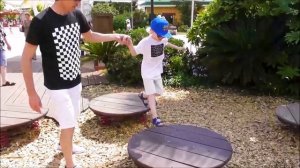 Влог в Сочи Парке! Дамиан катается на горках и купается в фонтанах! Видео для детей 0+