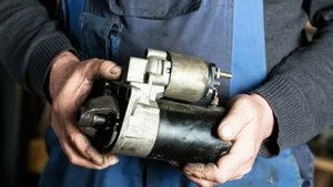 Стартер щёлкает но не крутит! Одна из причин неисправности!