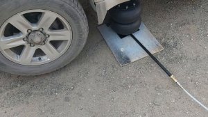 Пневмодомкрат с регулируемым по высоте упором и с телескопической направляющей внутри подушки