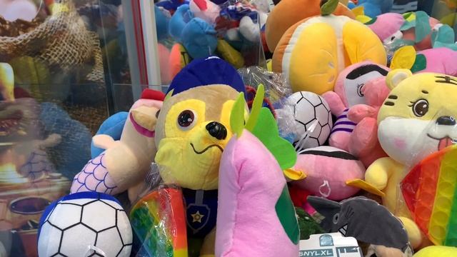 ВОТ ЭТО ДА!!! АВТОМАТ ХВАТАЙКА ОТДАЁТ ИГРУШКИ!!! смотреть онлайн