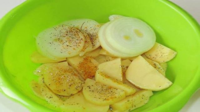 Картофель с аджикой и сыром в фольге