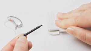 How to change wax guard from a Rexton RIC with ear tip | REXTON Hearing Aids