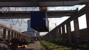 Выгрузка груза из полувагона