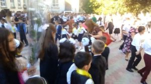 Мой братик Андрюша провожает меня в школу