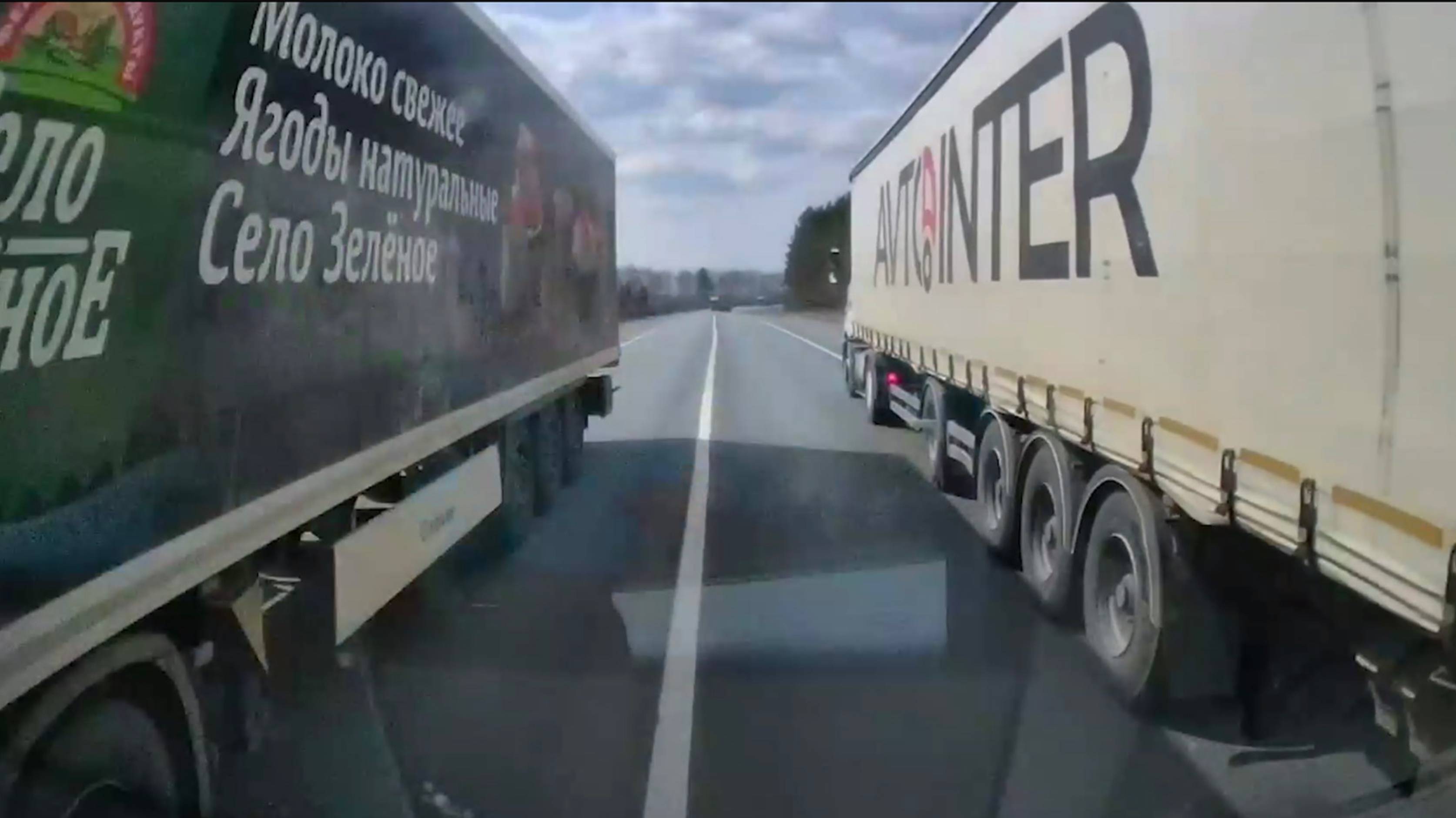 Водитель грузовика чуть не устроил лобовое ДТП со скорой. Шлагбаум смотреть онлайн