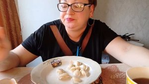 ПОЛКИЛО ПЕЛЬМЕШЕК, да ЛЕГКО😉/Мукбанг пельмени со смитанкою и сырок