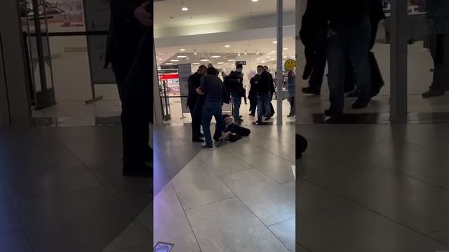 Горцы подрались с охранниками в ТЦ Европолис в Ростокино., что кавказцы «забыли оплатить» шмотки смотреть онлайн