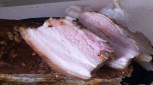 Запечёная грудинка в чесночном маринаде