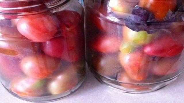 Маринованные помидоры с зеленым прцем
