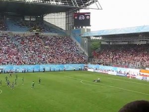 Болельщики ЦСКА выбегают на поле.