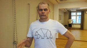 Стойка на руках лицом к стене. Самый простой и правильный вариант.