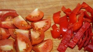 Салат с куриной печенью и жареным баклажаном