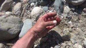 Собираем всякие красивые камушки. Collect all sorts of beautiful stones.