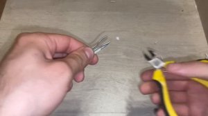 Откусывание алюминевого провода кусачками, бокорезами и утконосами из набора инструментов Deli DL103