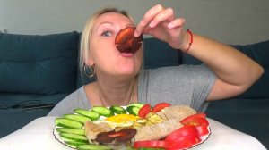 Мукбанг лавашики, яйца жареные,чипсы из колбасы, кабачки ,овощи .Еда на камеру!