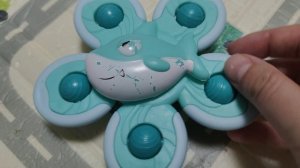 играем в детский спиннер для малышей