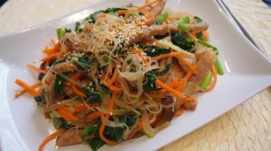 Традиционная корейская кухня: Фунчоза с овощами, грибами и мясом или чапче (잡채)