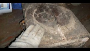 Нашел в заброшенном доме старинный сундучок. Он оказался не пустым.