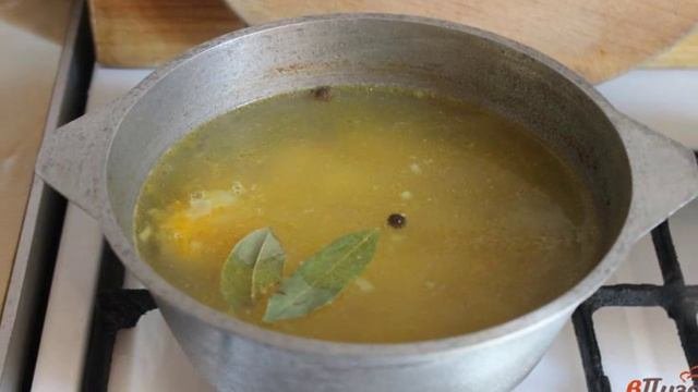 Суп на бульоне с яйцом и щавелем
