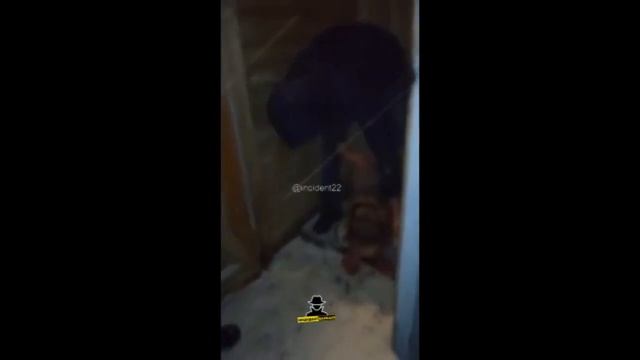 Девушка застряла в туалете, пытаясь достать телефон смотреть онлайн