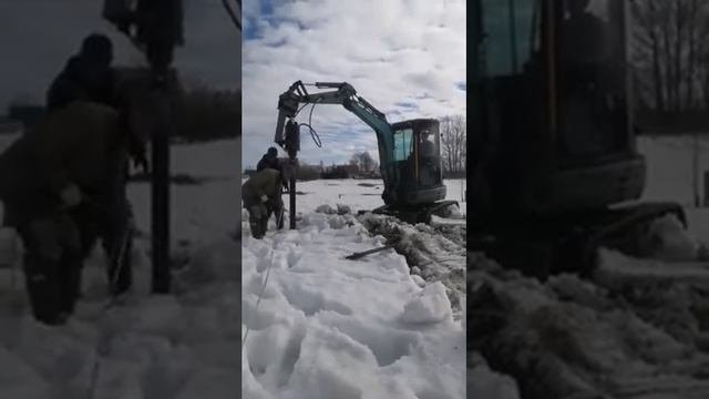Монтаж с миниэкскаватором 108 свай 2,5 м. с оголовками 21 шт.