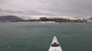 В штормец на каяке наблюдаю за прибойной волной