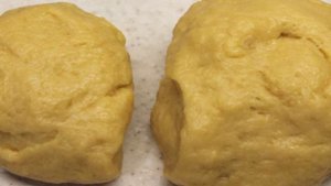 Тонкий тертый пирог с виноградным джемом и орехами