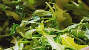 Салат из рукколы с клубникой и моцареллой