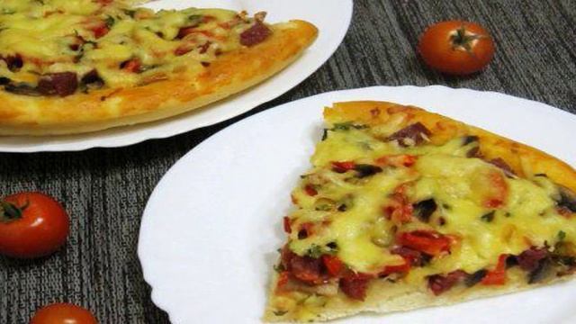 Пицца с грибами и сервелатом