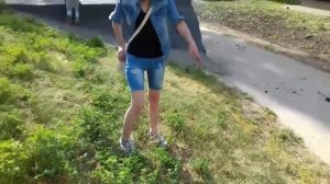 Нетрезвая мать гуляет с ребенком в Тольятти