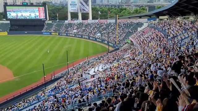 Корейский бейсбол⚾️ Ярые фанаты! Атмосфера стадиона 🔥🔥🔥! Корея Влог🇰🇷 смотреть онлайн