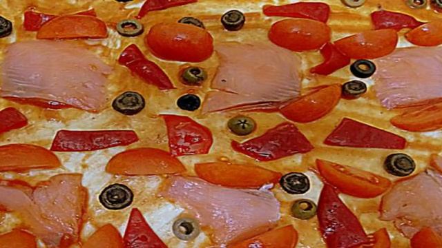 Пицца из копчёного лосося и помидоров