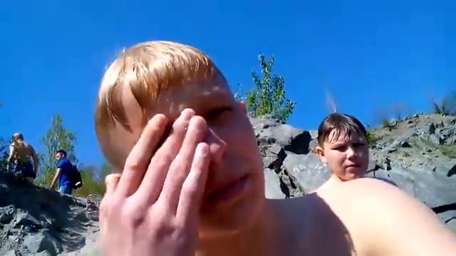 V L O G //// ПРЫГАЕМ СО  СКАЛЫ В ВОДУ..КУПАЕМСЯ НА КАРЬЕРЕ