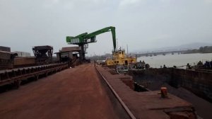 Sennebogen 880 EQ Electric unloading coal from barge and feeding hopper