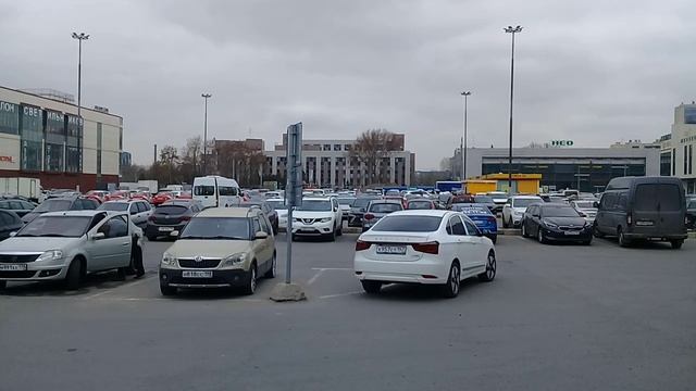Автостоянка у гипермаркета ОКей на Заневском проспекте