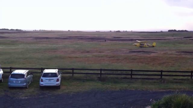 Turbine Agcat cropduster takeoff out of the front yard смотреть онлайн