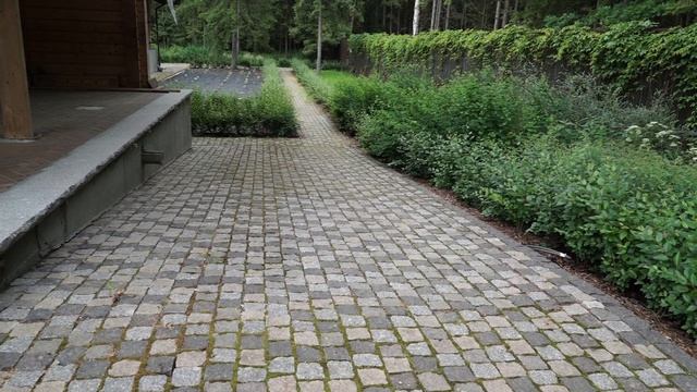 уложили брусчатку на щебень и вот вам результат , мостовая ру