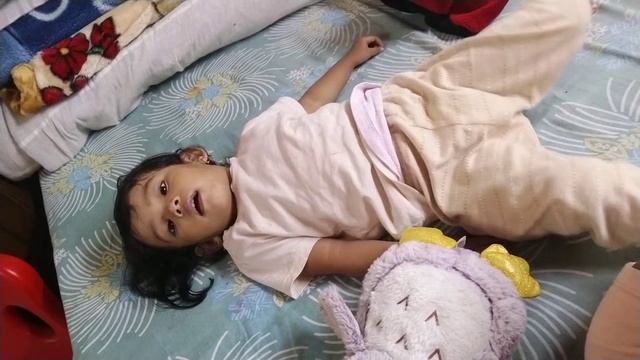 cute 2 years old Riyaaz video of Pil pil garcha tara Christain song. смотреть онлайн