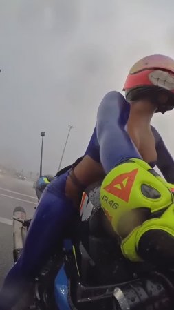 Попала под дождь на спортбайке
