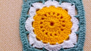 Мотив бабушкин квадрат _Ромашка_ крючком, вяжем вмести каждый ряд, видео мк для начинающих