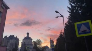 Отражения в витринах и лужах: городской покой в деталях – The Travel Chronicles