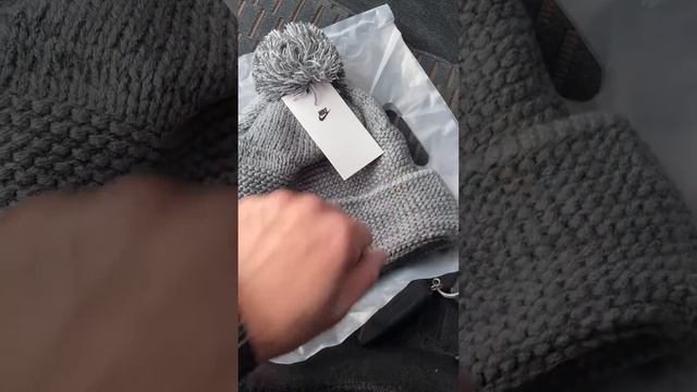 Шапка Nike U NSW Cuffed Beanie Fut Pom DA2022-084 смотреть онлайн