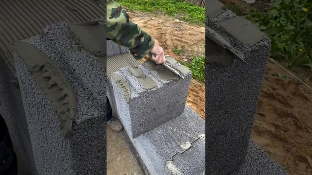 Кладка блоков, нанесение клея, технология строим частным дом