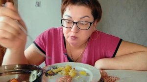 А картошечка со смитанкою 😋 вкусно/Мукбанг