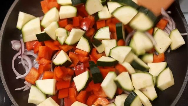 Zdrowe jedzenie. Pieczony dorsz z warzywami i salsą pomidorową.
