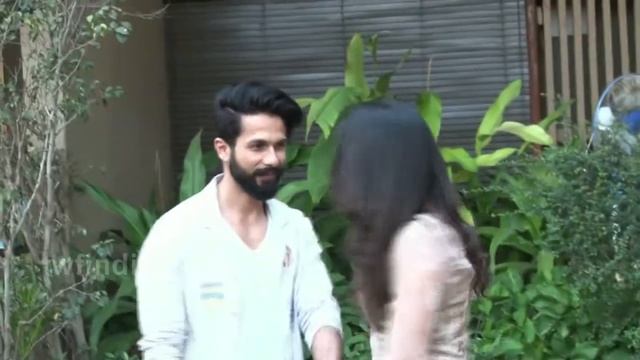 Shahid Kapoors Wife Mira Rajputs Wardrobe MalfunctionCaught on Camera смотреть онлайн
