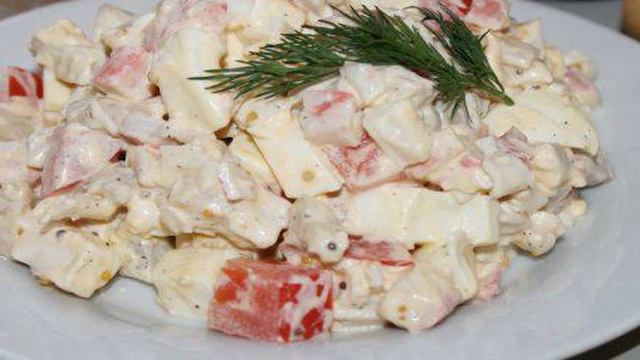 Салат из курицы, маринованных шампиньонов и крабовых палочек