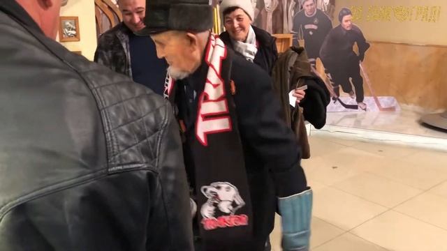 Старше, чем «Трактор». Хабрахман Хатимович впервые на хоккее! смотреть онлайн