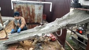 Выгрузка бетона из миксера