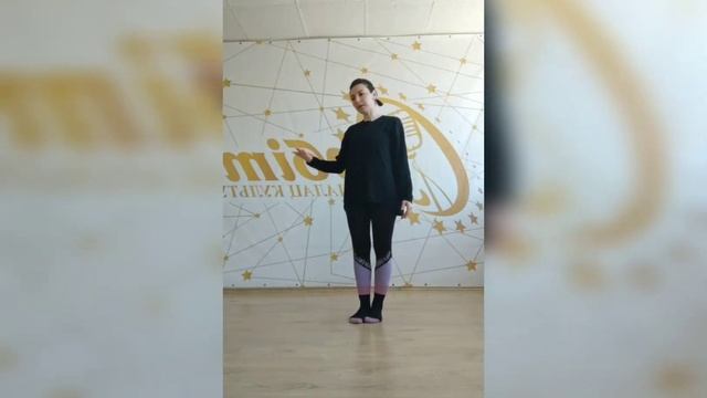 Розігрів на середині зали на уроці джаз-модерн танцю: показ частини, пояснення всієї комбінації смотреть онлайн